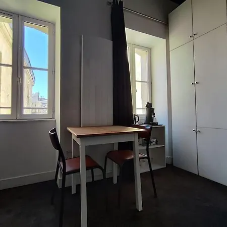 Etage 2 Sur Cour Aux Chartrons Avec Climatisation *