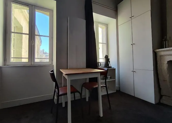 Etage 2 Sur Cour Aux Chartrons Avec Climatisation *