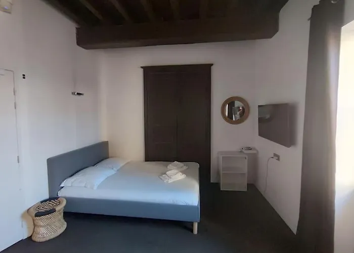 étage 2 Sur Cour Aux Chartrons Avec Climatisation *