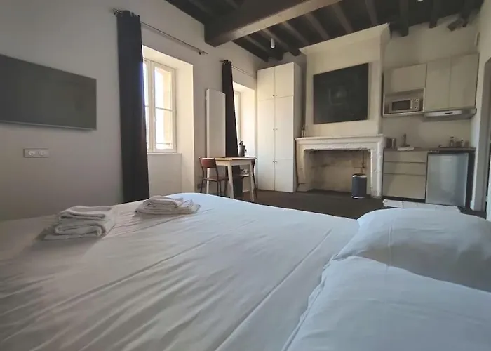 étage 2 Sur Cour Aux Chartrons Avec Climatisation *